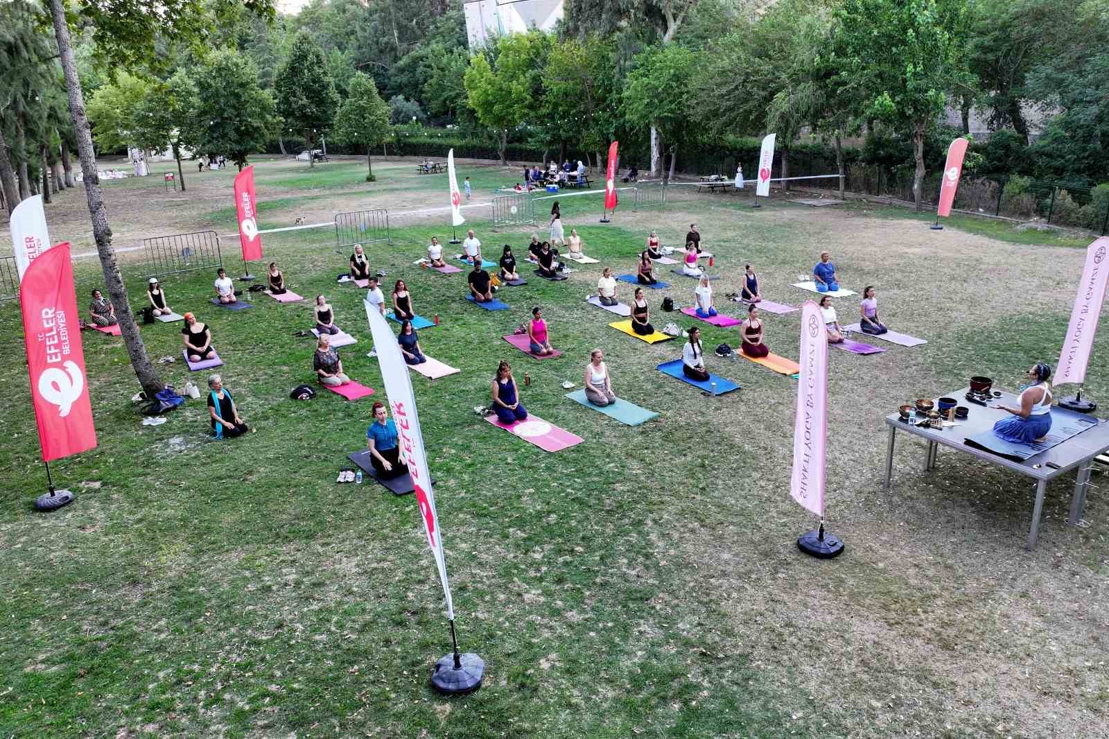 Efeler’de açık hava yoga etkinliği yoğun ilgi gördü