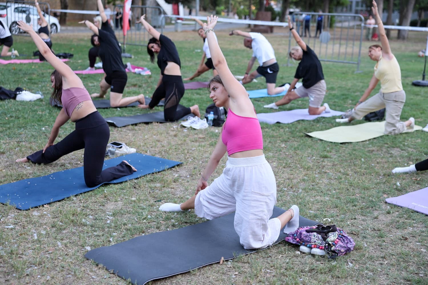 Efeler’de açık hava yoga etkinliği yoğun ilgi gördü