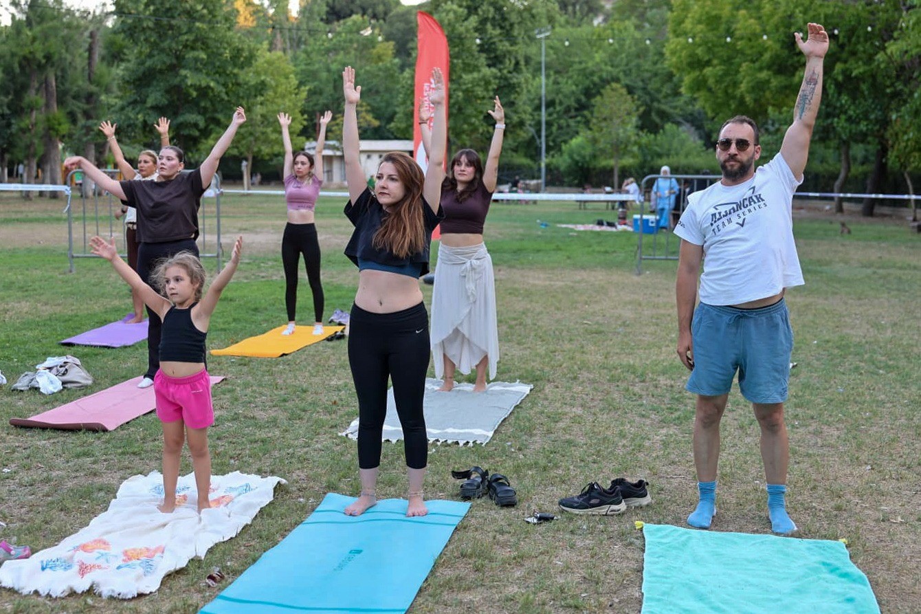 Efeler’de açık hava yoga etkinliği yoğun ilgi gördü