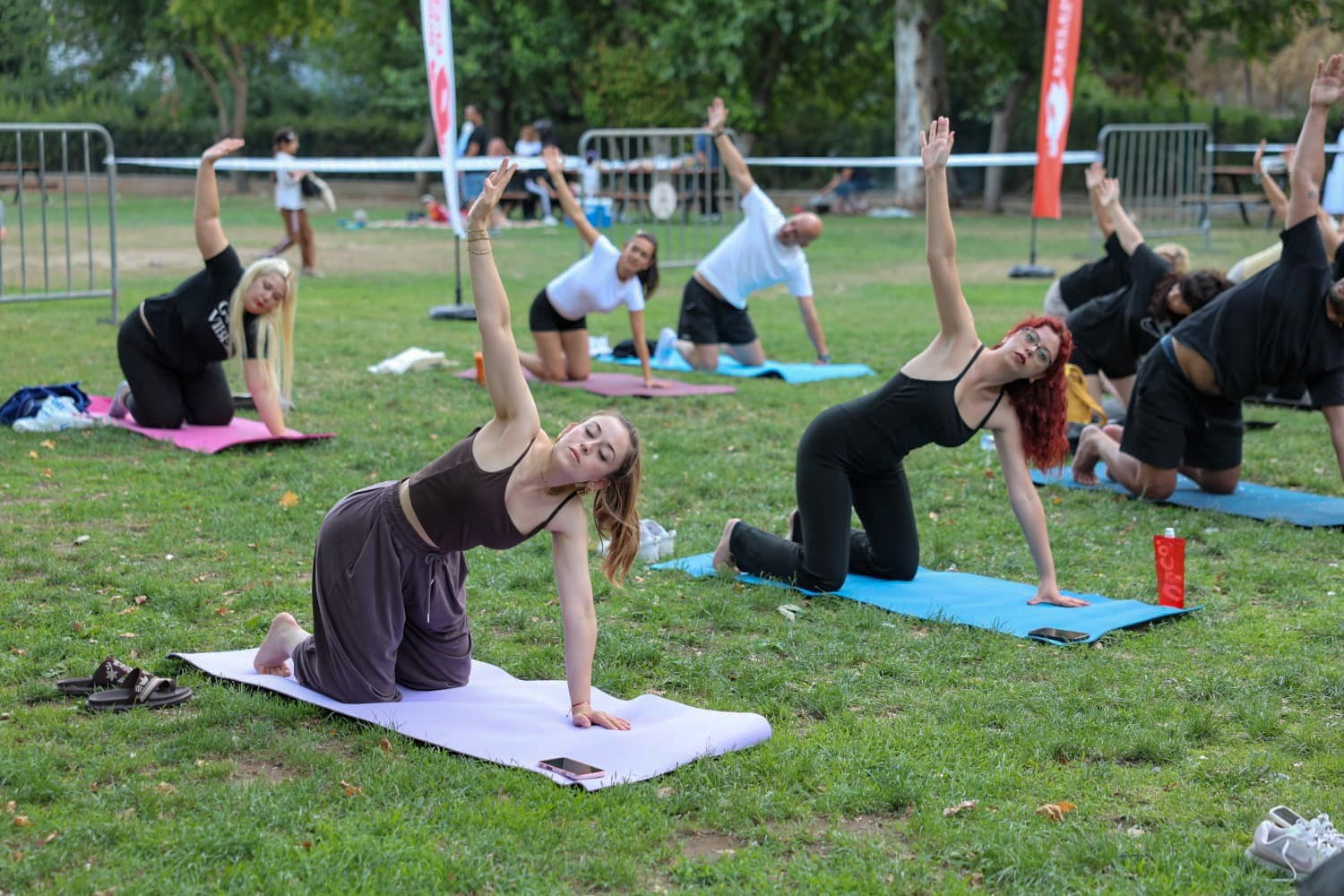 Efeler’de açık hava yoga etkinliği yoğun ilgi gördü