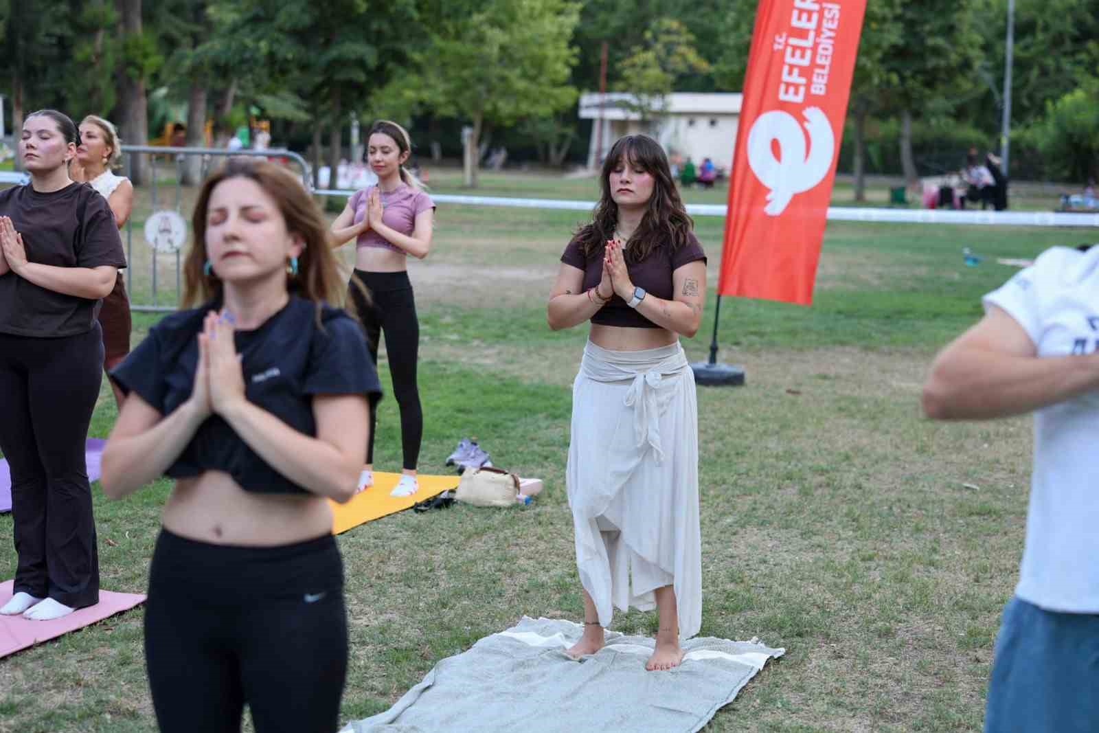 Efeler’de açık hava yoga etkinliği yoğun ilgi gördü