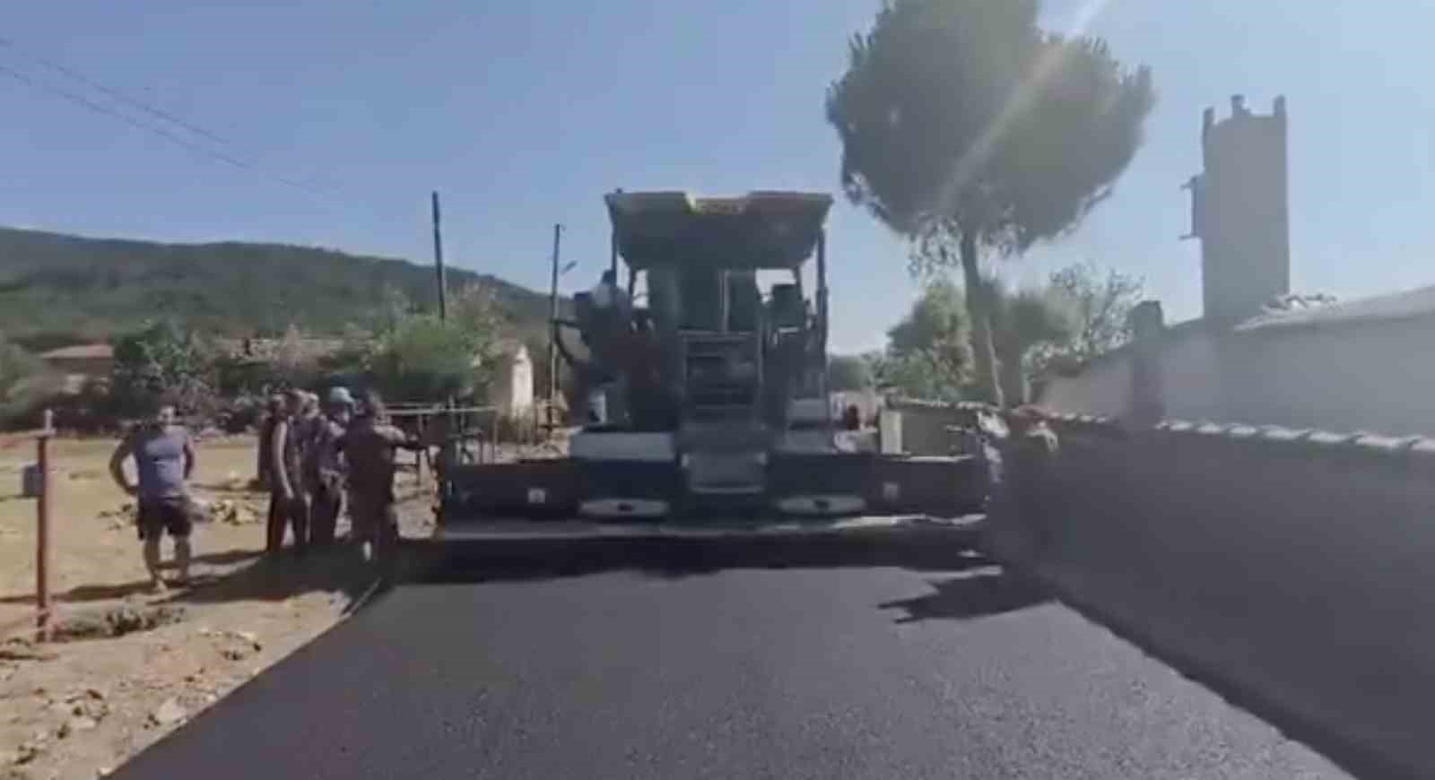 Yenice’de köy yollarında sıcak asfalt dökme çalışmaları hız kesmeden devam ediyor