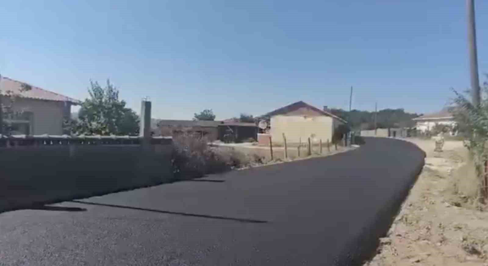 Yenice’de köy yollarında sıcak asfalt dökme çalışmaları hız kesmeden devam ediyor