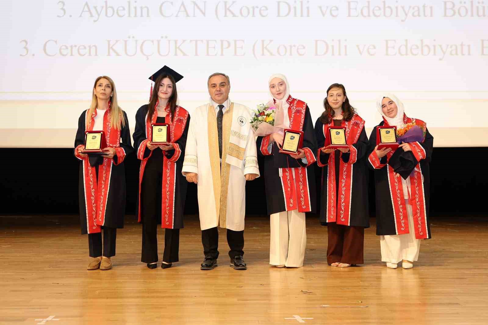 ERÜ Edebiyat Fakültesi’nde 450 öğrenci mezun oldu