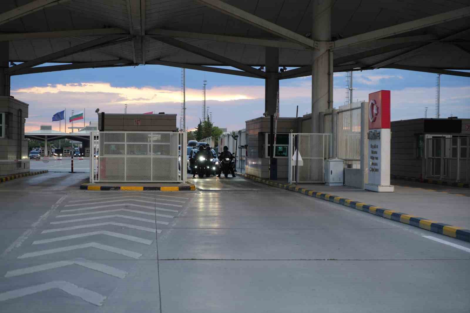 Bayrak ve ezan hasretiyle yola çıkan gurbetçilerin Kapıkule’den yurda girişleri sürüyor