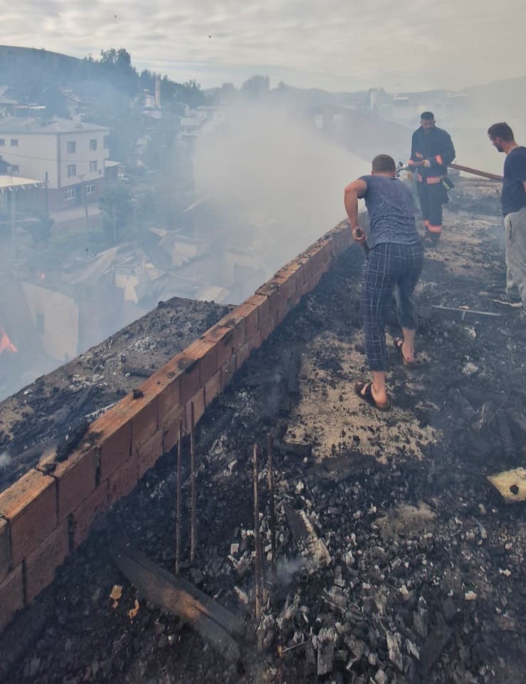 Bayburt’un Yazyurdu köyünde çıkan yangında 5 ev kullanılamaz hale geldi
