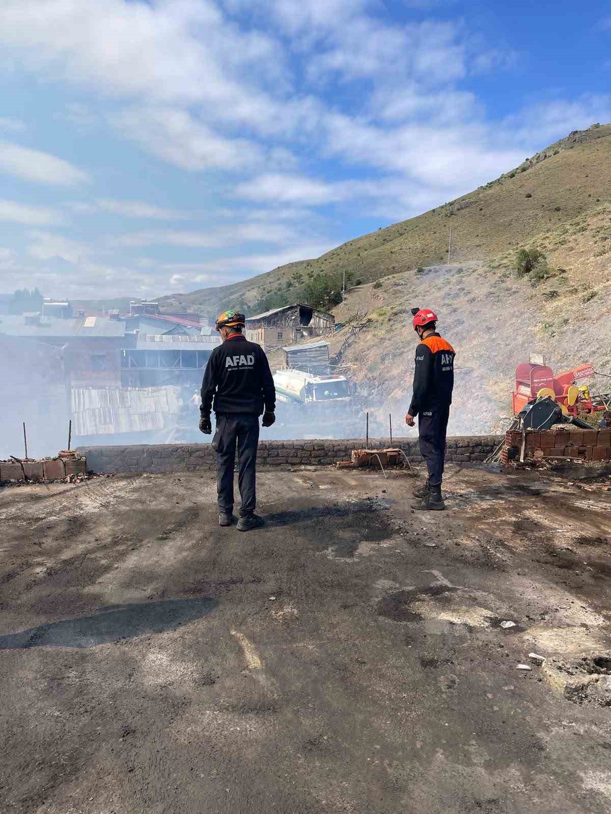 Bayburt’un Yazyurdu köyünde çıkan yangında 5 ev kullanılamaz hale geldi