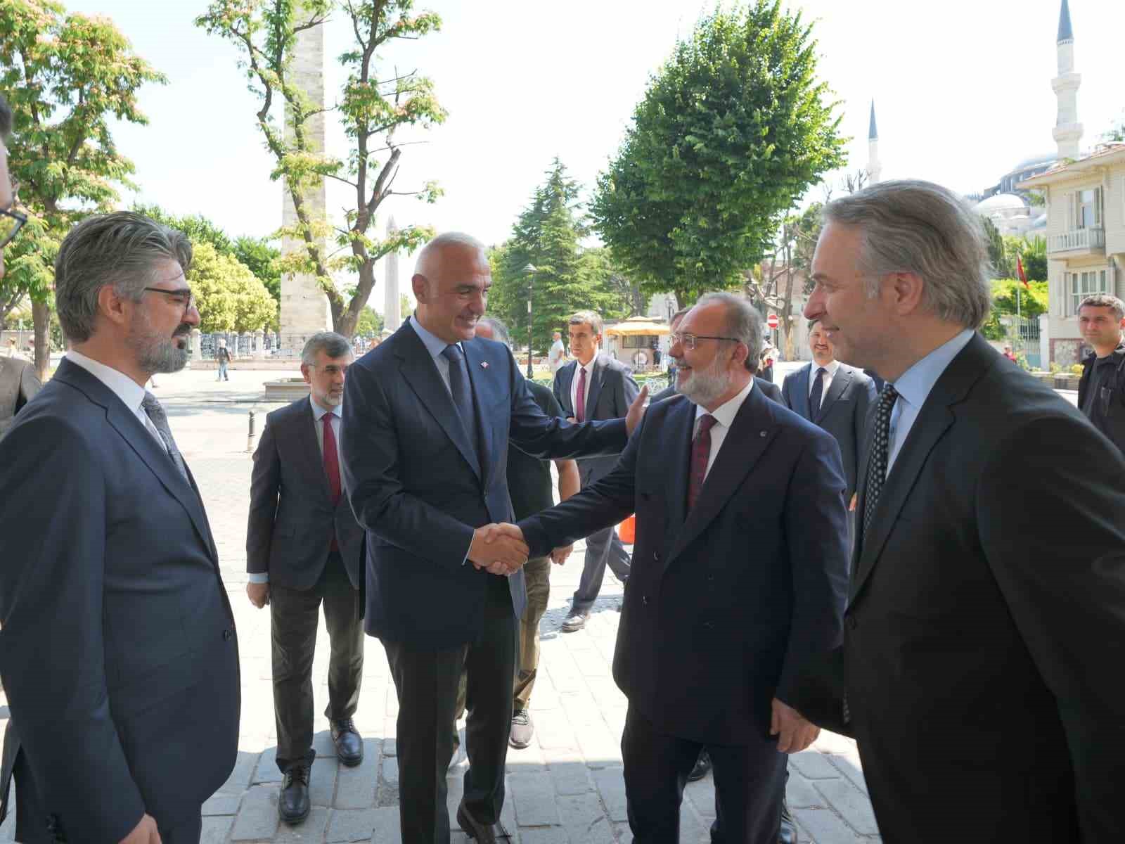 Bakan Ersoy: "Medeniyet birikimimizi ilimle buluşturan çalışmaları memnuniyetle takip ediyoruz"