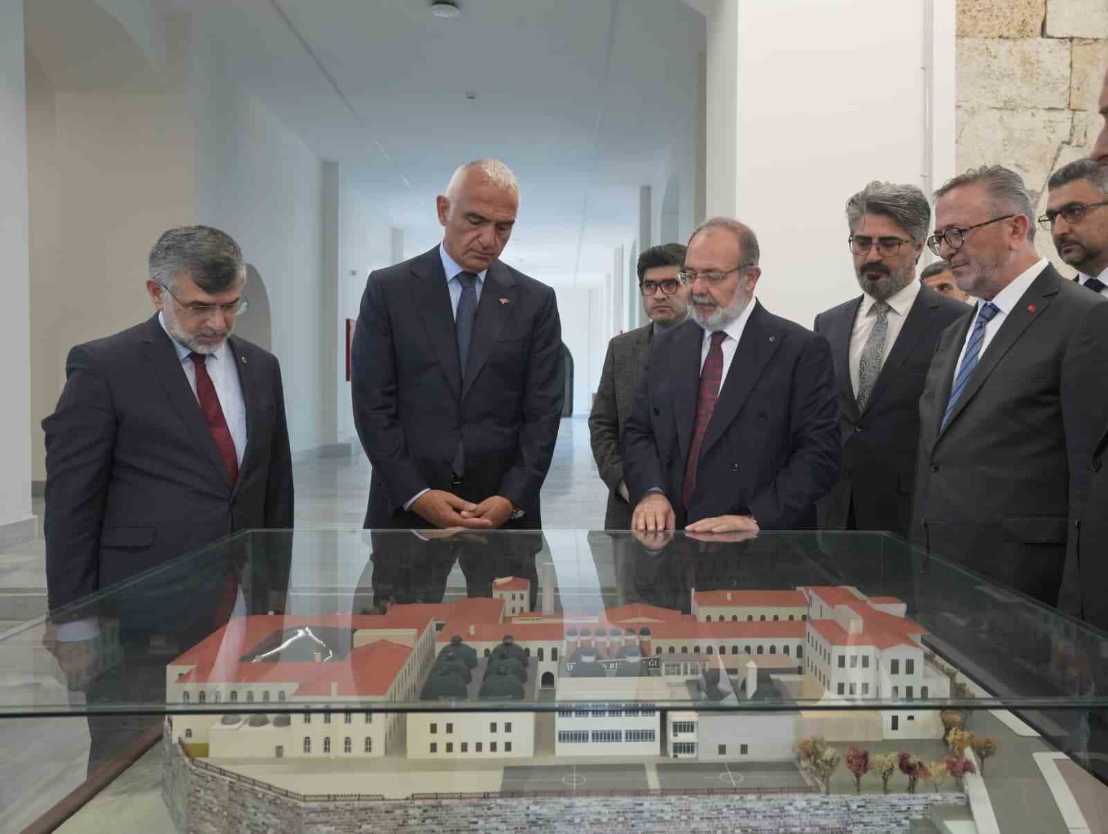 Bakan Ersoy: "Medeniyet birikimimizi ilimle buluşturan çalışmaları memnuniyetle takip ediyoruz"
