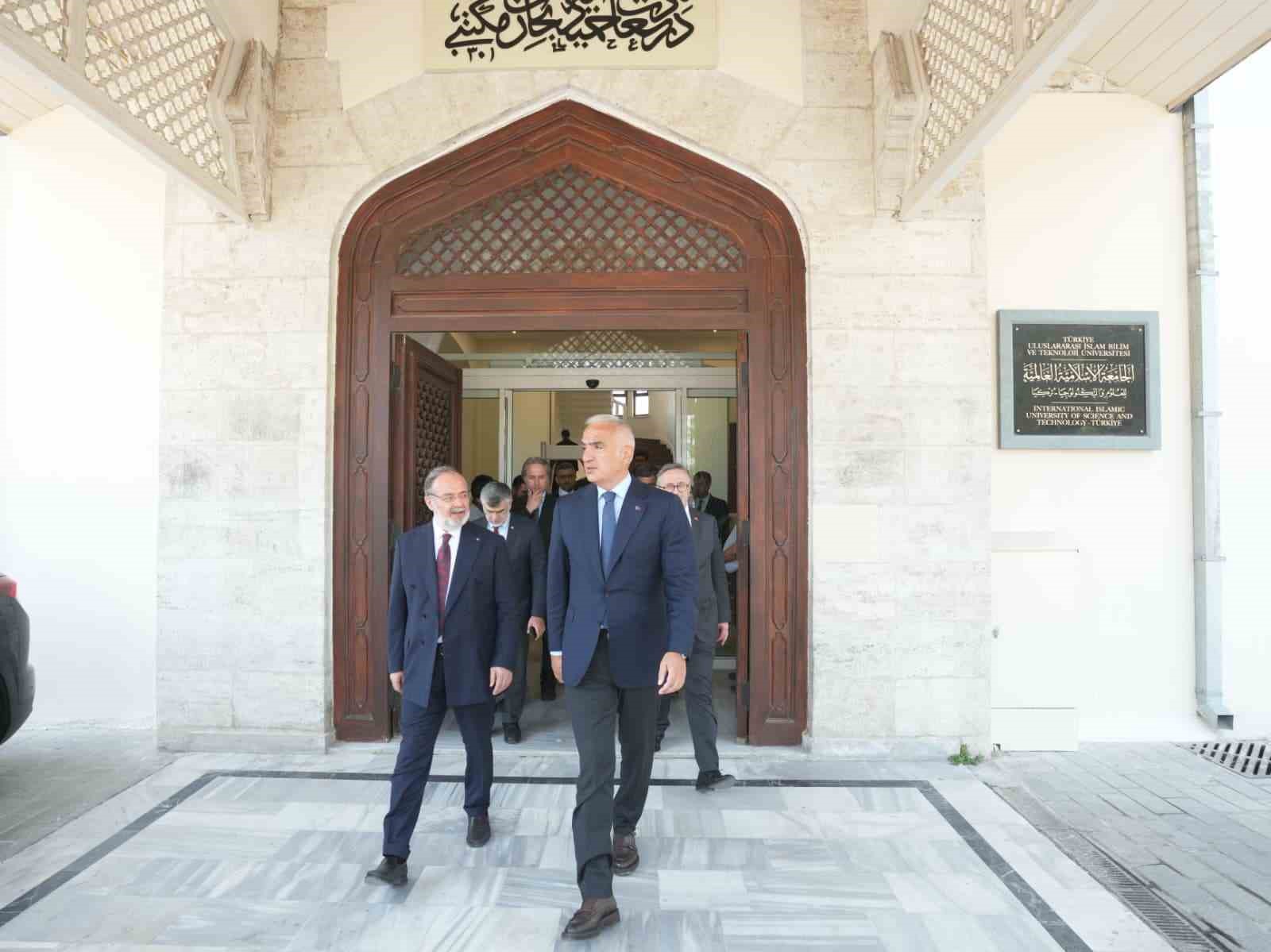 Bakan Ersoy: "Medeniyet birikimimizi ilimle buluşturan çalışmaları memnuniyetle takip ediyoruz"