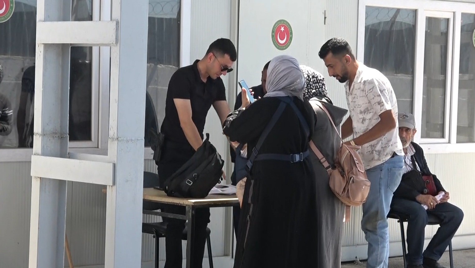 Suriyelilerin gönüllü dönüşleri Öncüpınar’da kesintisiz devam ediyor