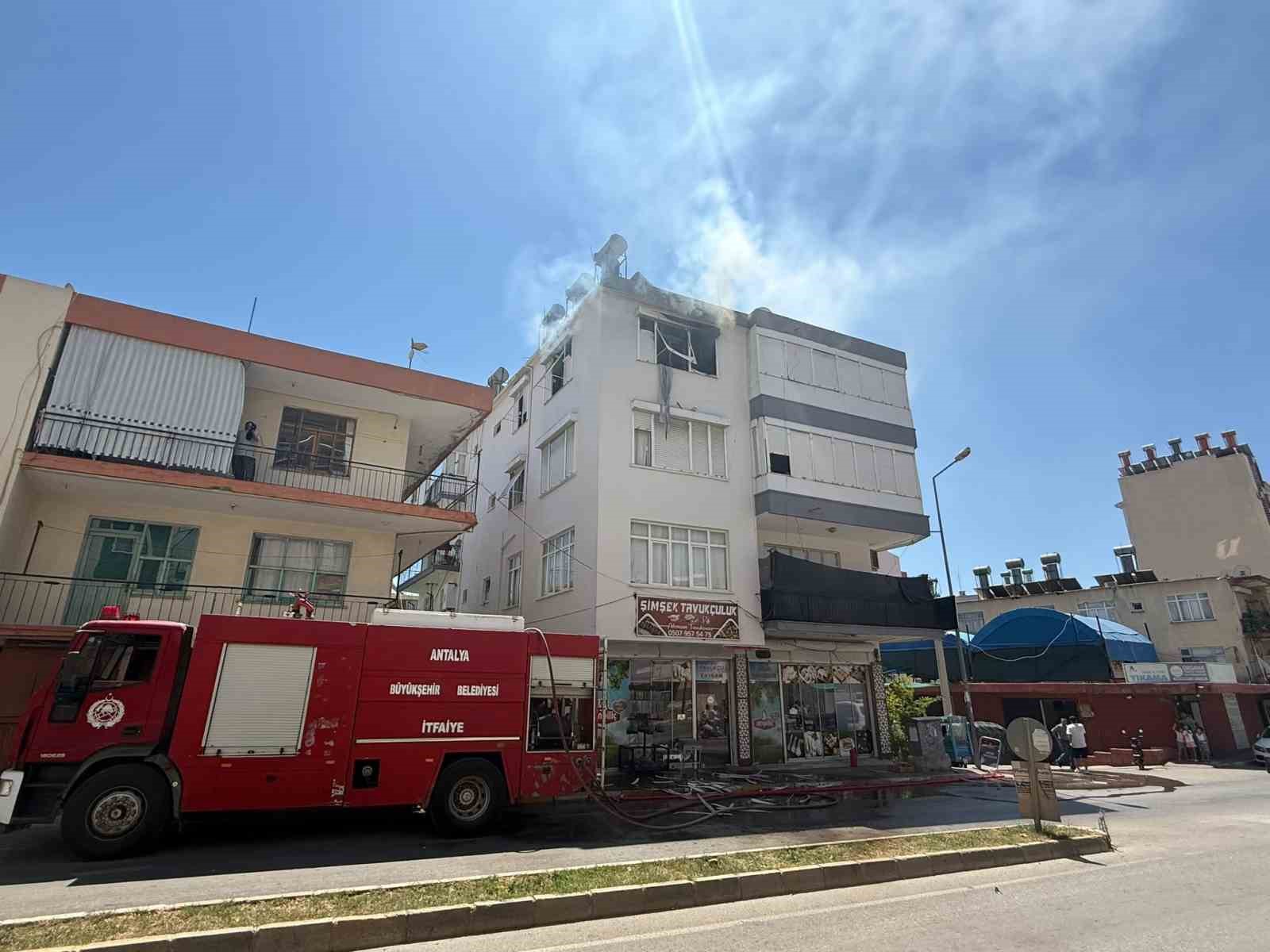 Antalya’da yangında ev sahibi ve bir itfaiye eri dumandan etkilendi