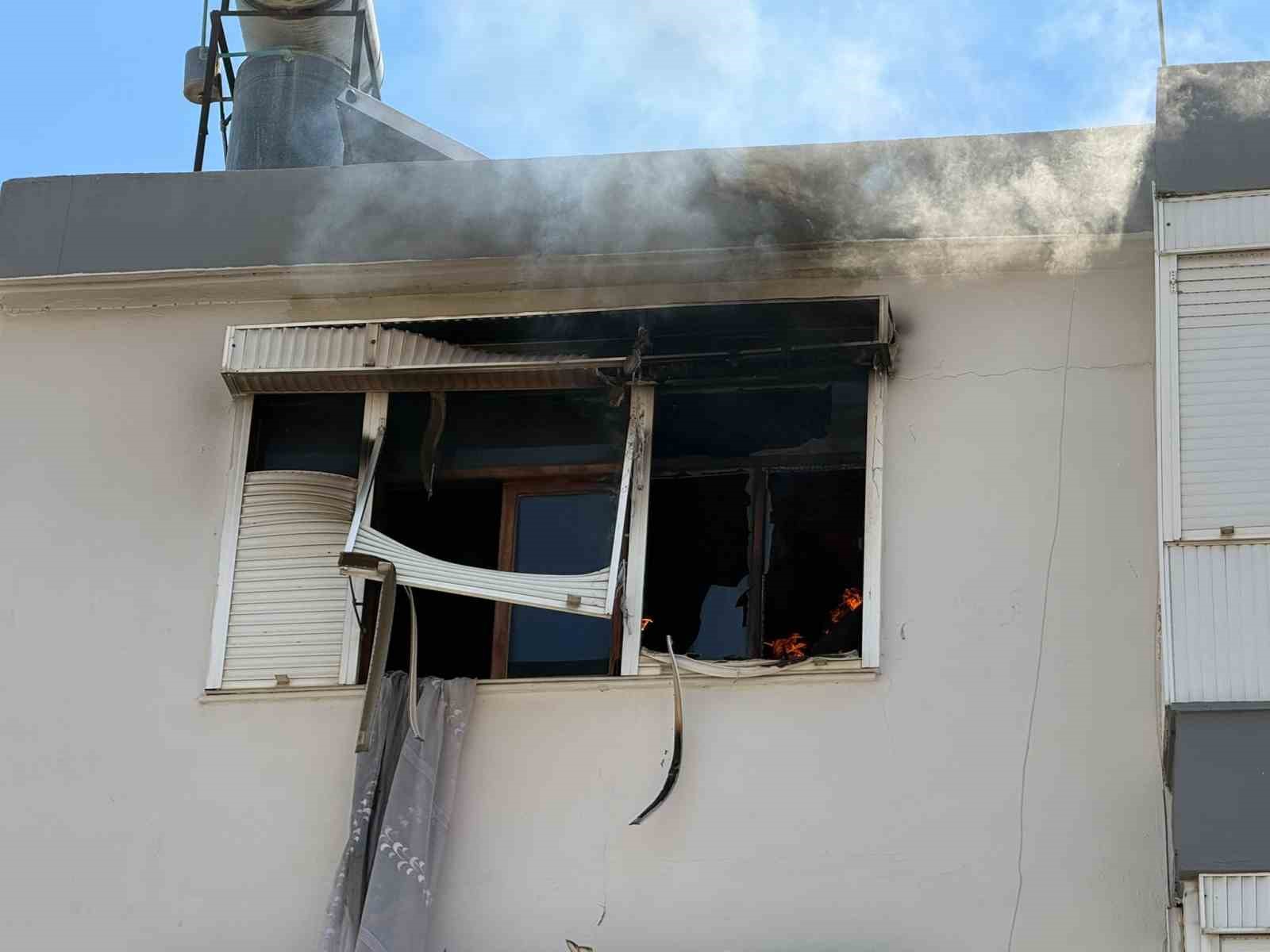 Antalya’da yangında ev sahibi ve bir itfaiye eri dumandan etkilendi