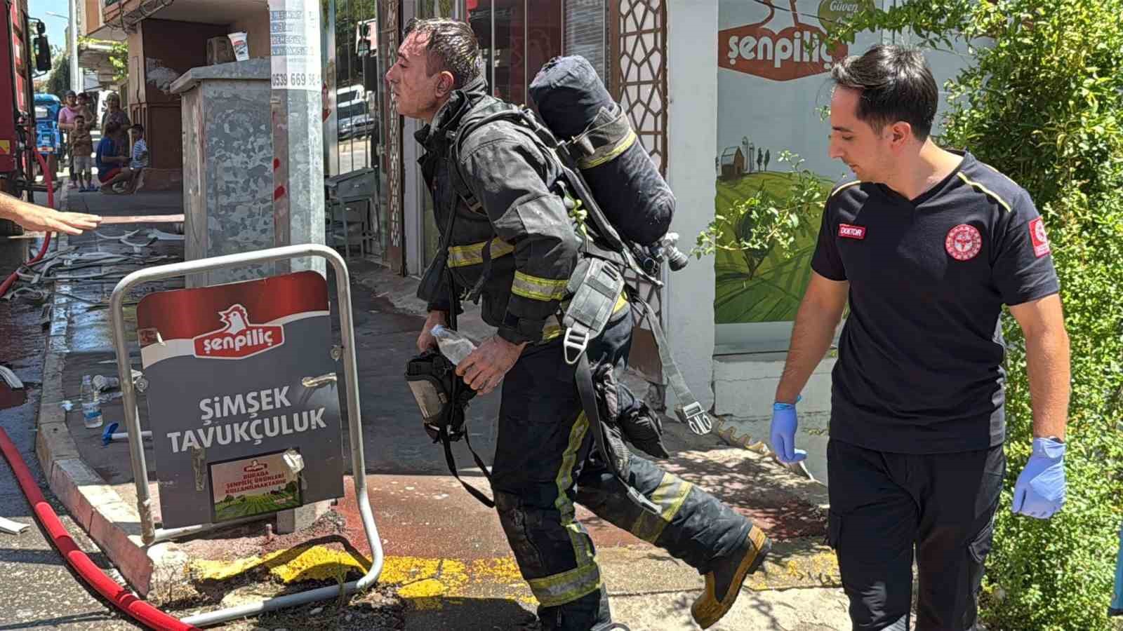 Antalya’da yangında ev sahibi ve bir itfaiye eri dumandan etkilendi