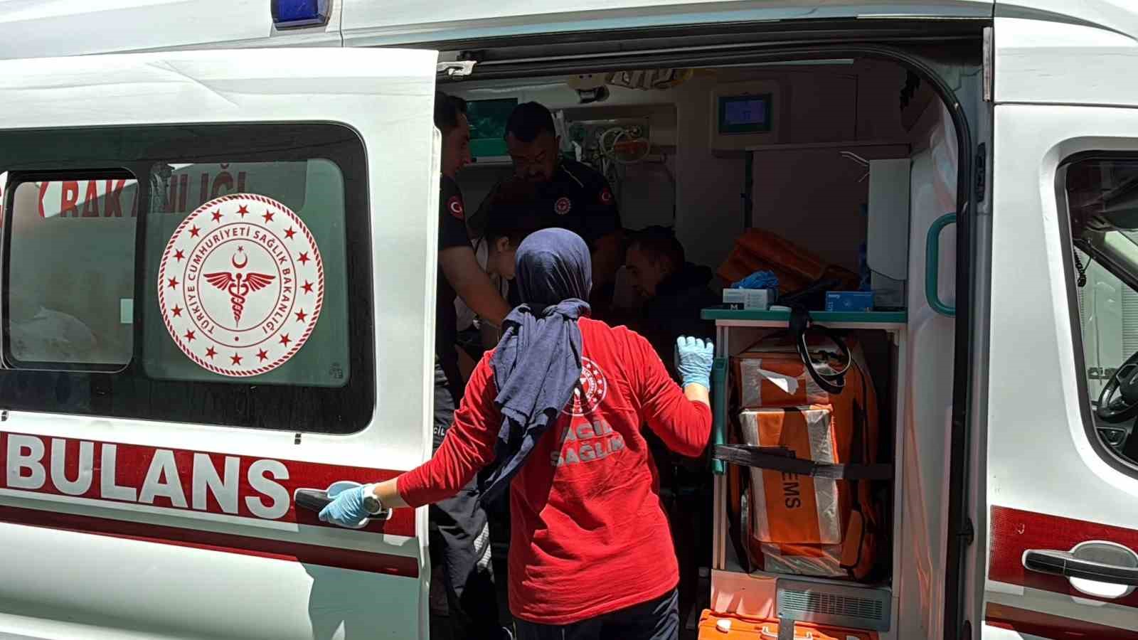 Antalya’da yangında ev sahibi ve bir itfaiye eri dumandan etkilendi