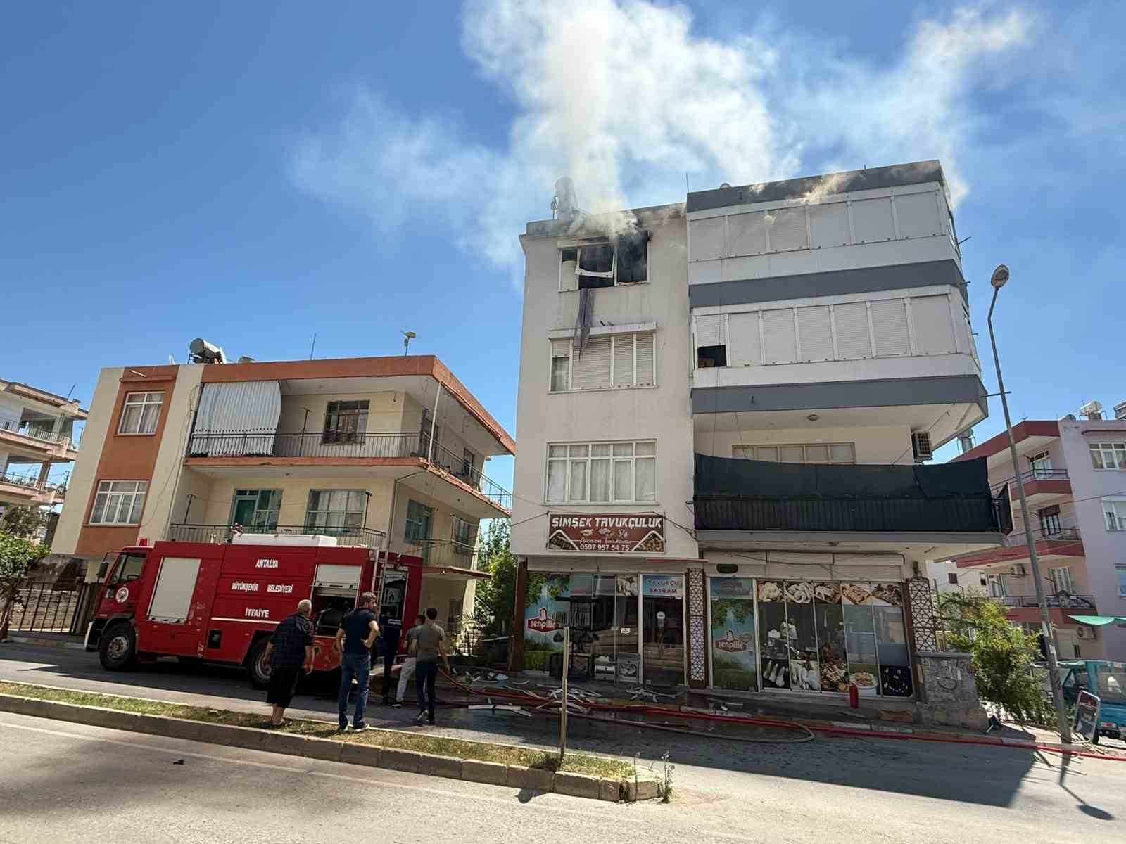 Antalya’da yangında ev sahibi ve bir itfaiye eri dumandan etkilendi