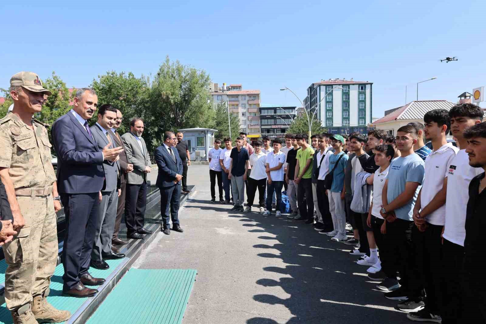 Ağrı’dan tarih ve değerler yolculuğuna ilk öğrenci kafilesi uğurlandı