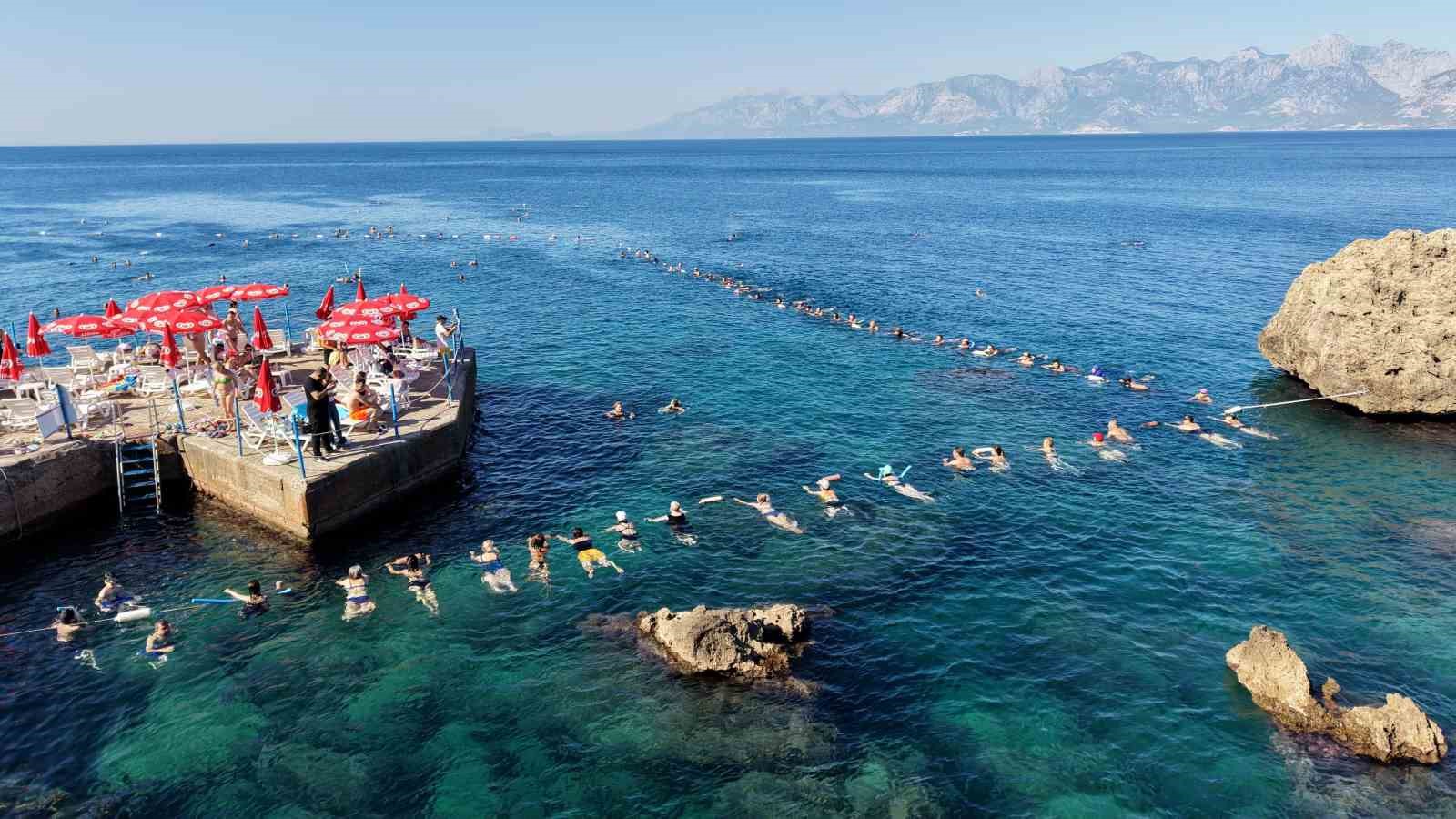 Akdeniz’in berrak sularında falez manzaralı su cimnastiği