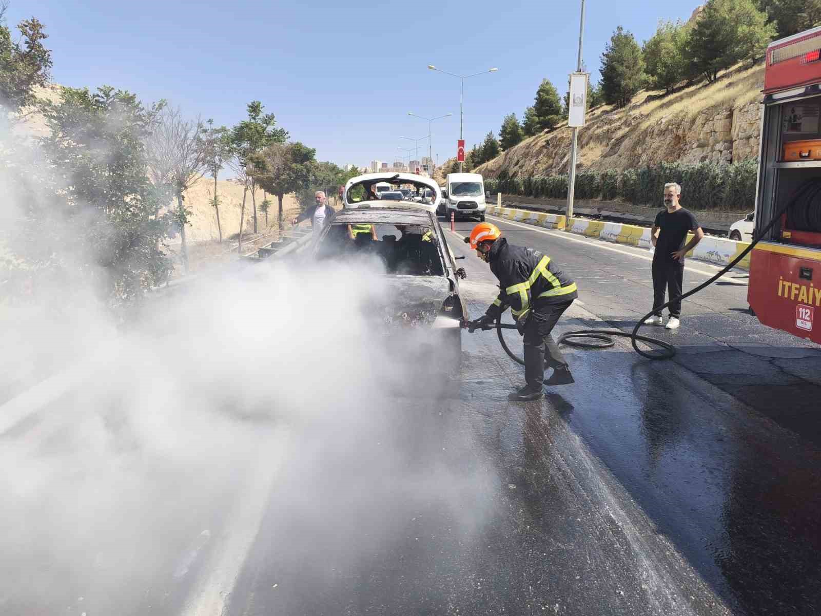Mardin’de seyir halindeki otomobil yandı