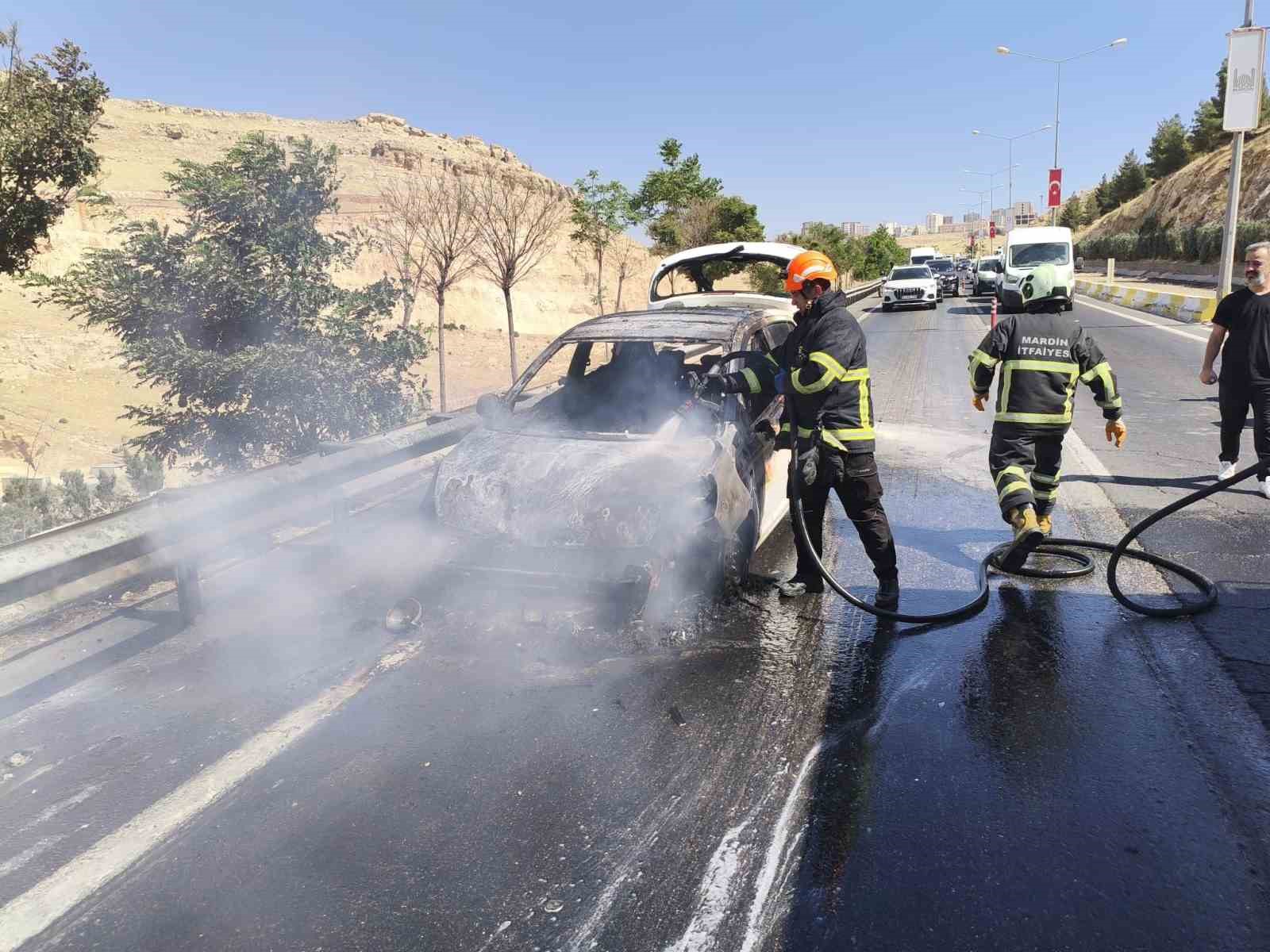Mardin’de seyir halindeki otomobil yandı