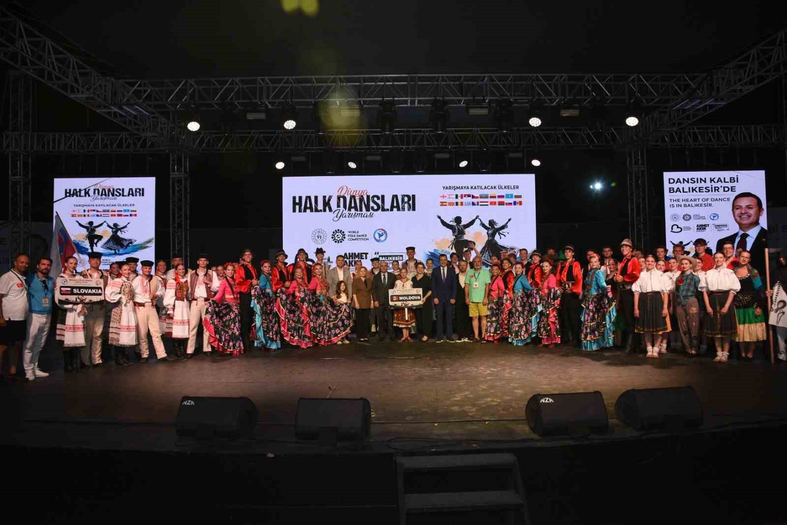 Dünya dansları Balıkesir sahnelendi