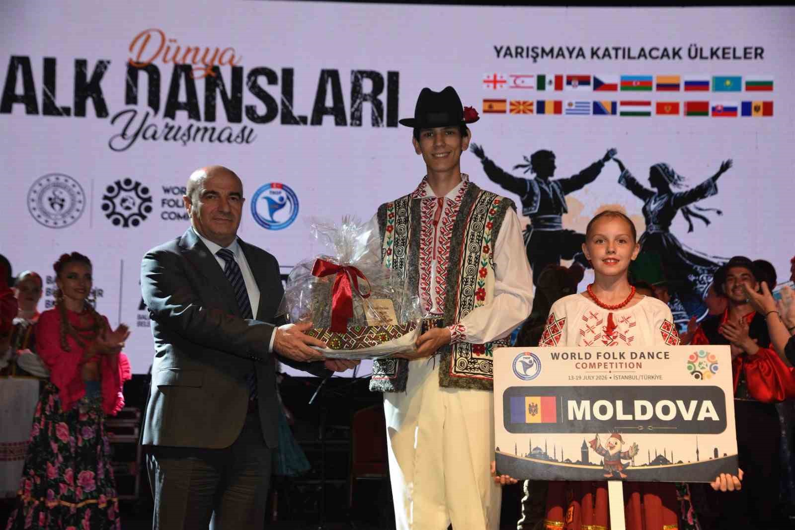 Dünya dansları Balıkesir sahnelendi