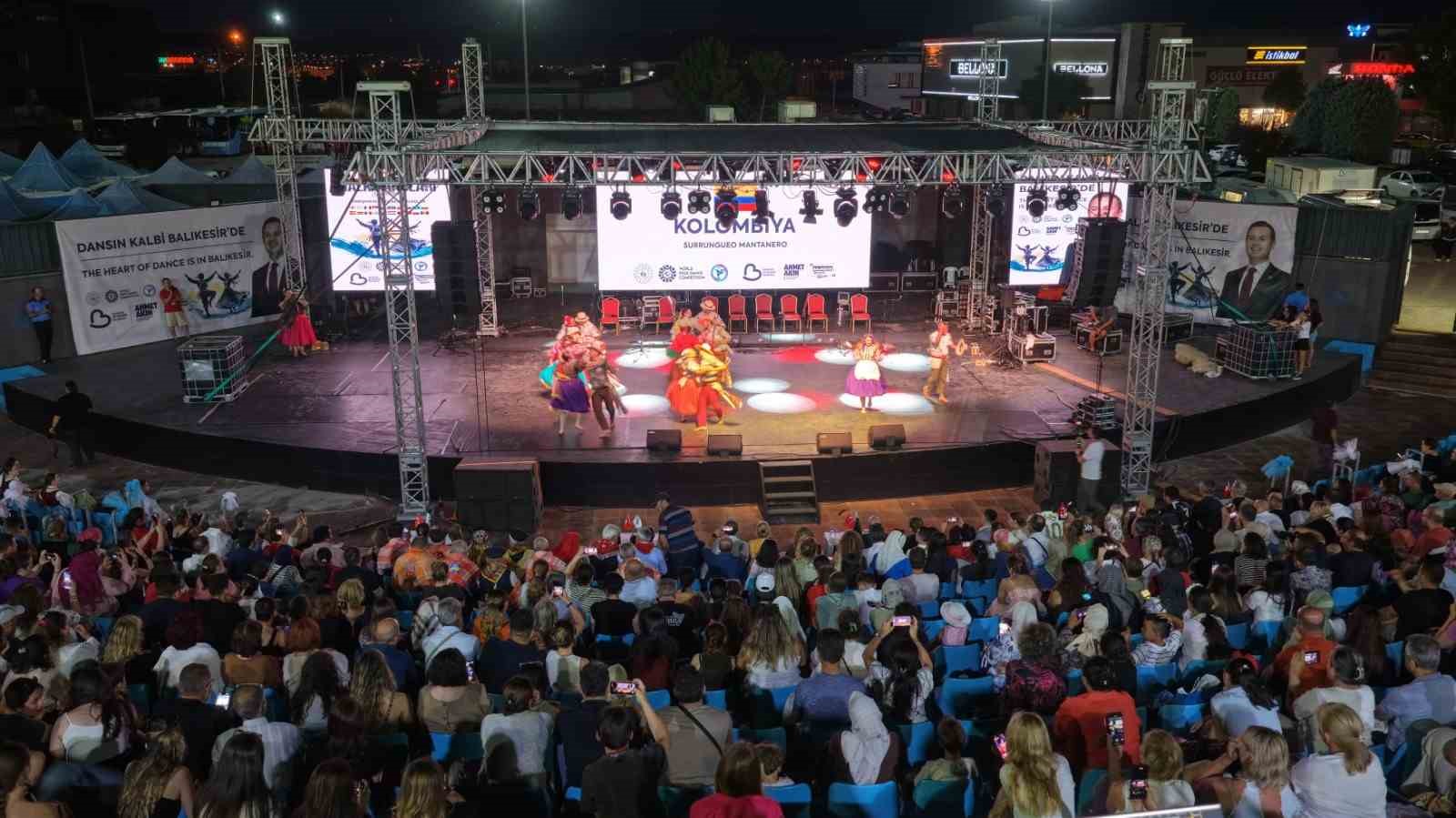 Dünya dansları Balıkesir sahnelendi