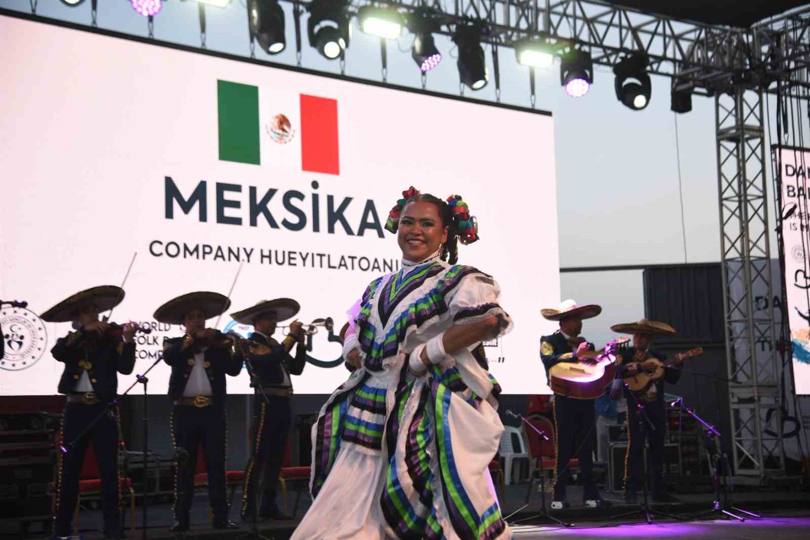 Dünya dansları Balıkesir sahnelendi