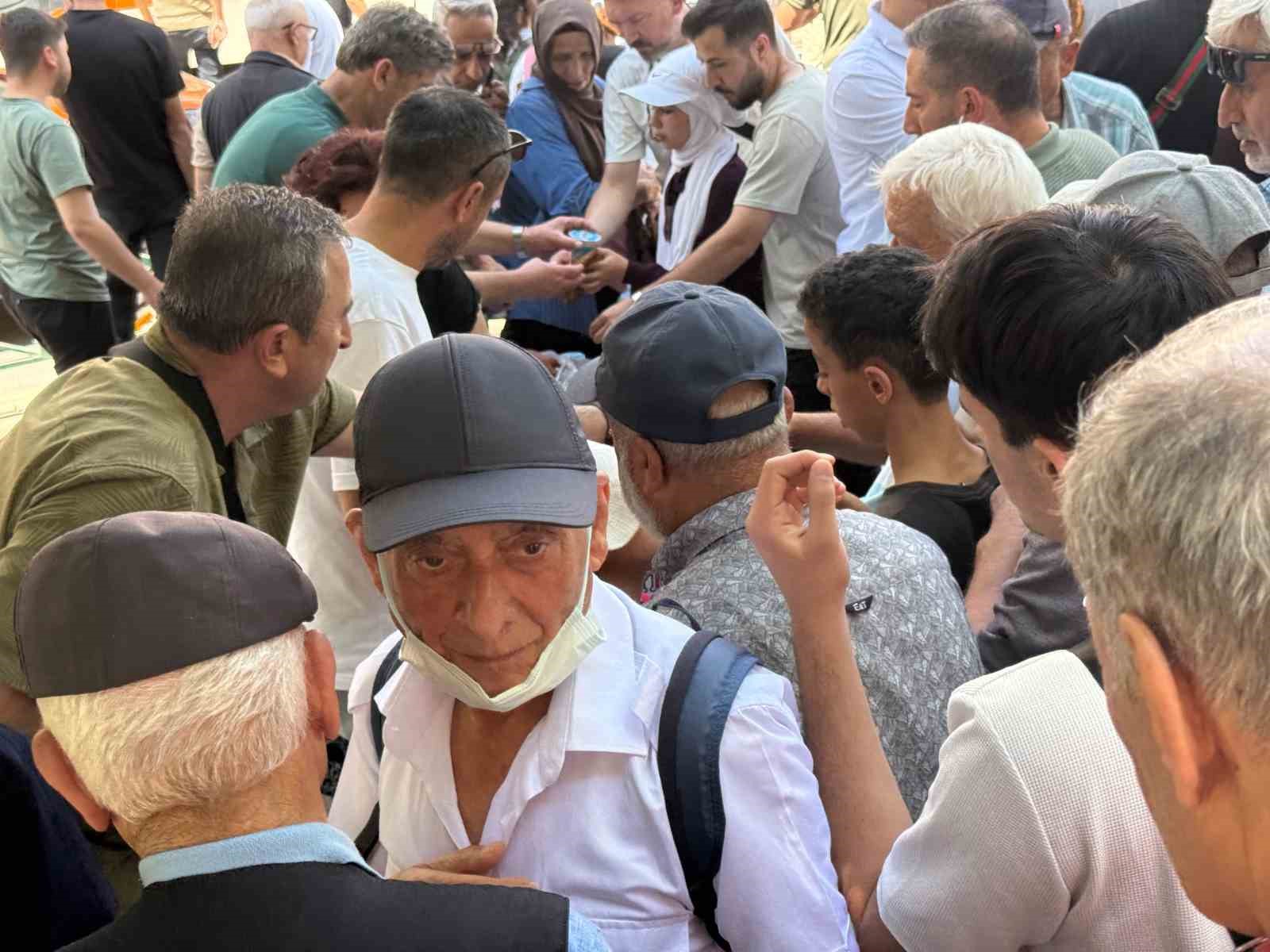 Şehit Uzman Jandarma Mehmet Demirbaş’ın hayrı için Reşadiye Camii’nde lokma ve simit dağıtıldı