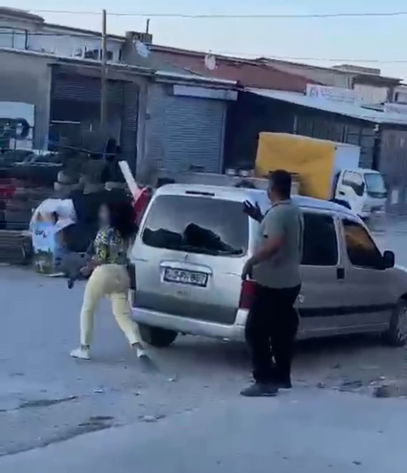 Çekiçli kadın öfkesini böyle kustu