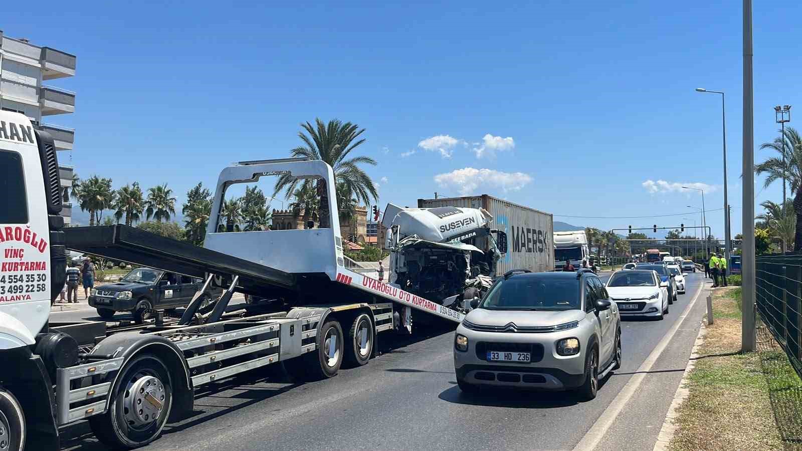 Alanya’da iki tır çarpıştı: D-400’de kilometrelerce araç kuyruğu oluştu