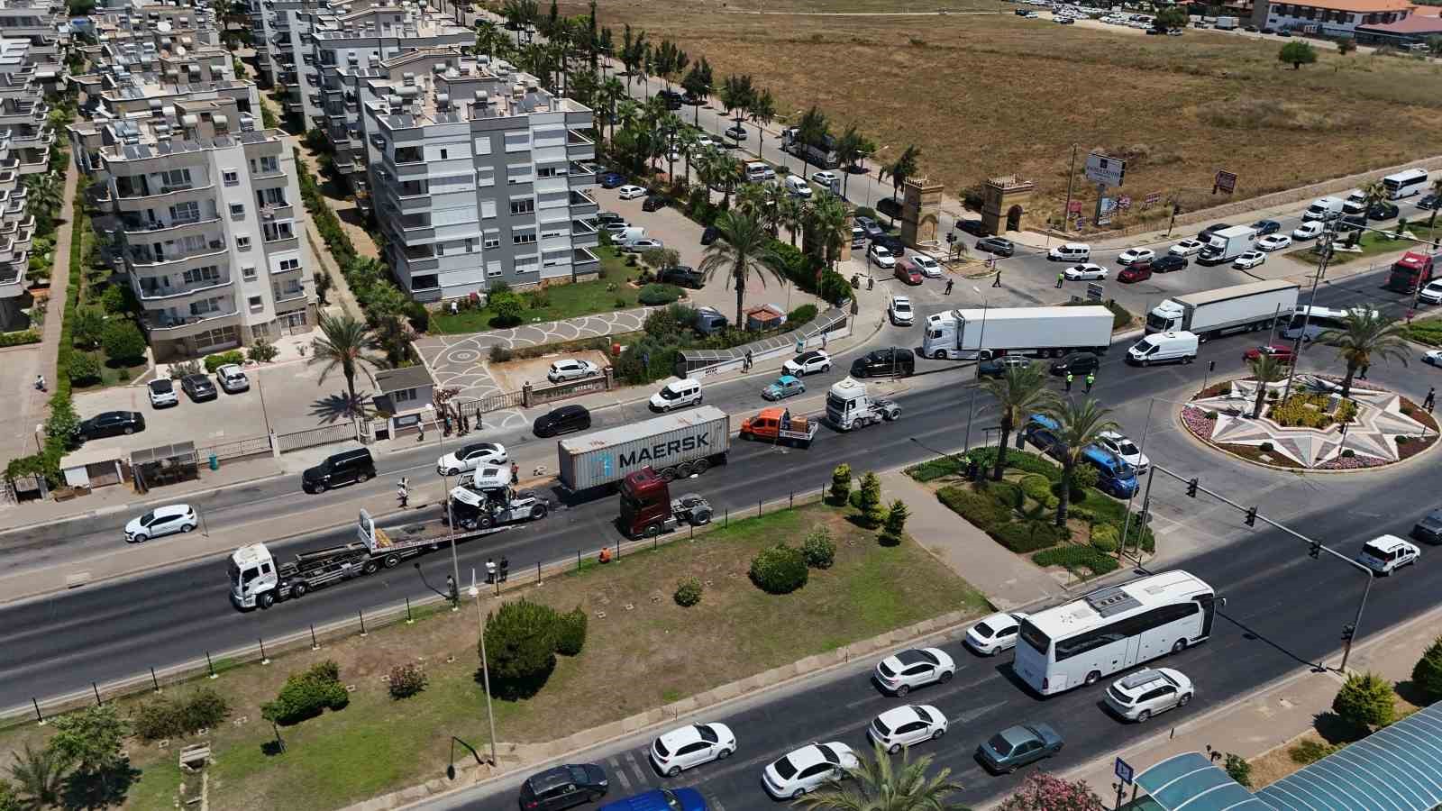 Alanya’da iki tır çarpıştı: D-400’de kilometrelerce araç kuyruğu oluştu