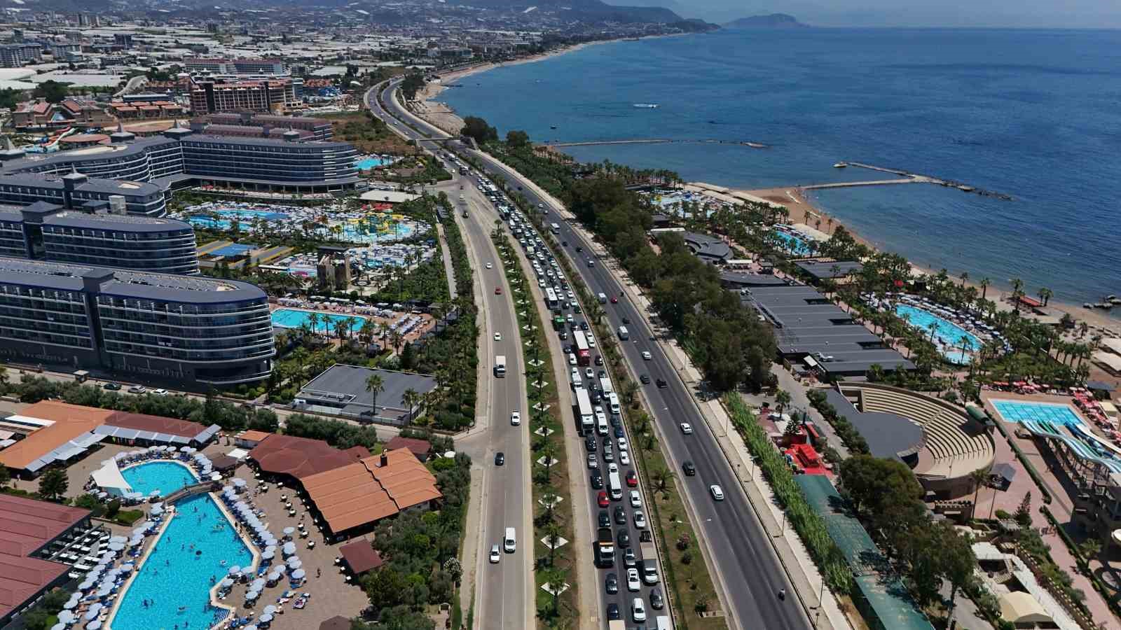 Alanya’da iki tır çarpıştı: D-400’de kilometrelerce araç kuyruğu oluştu