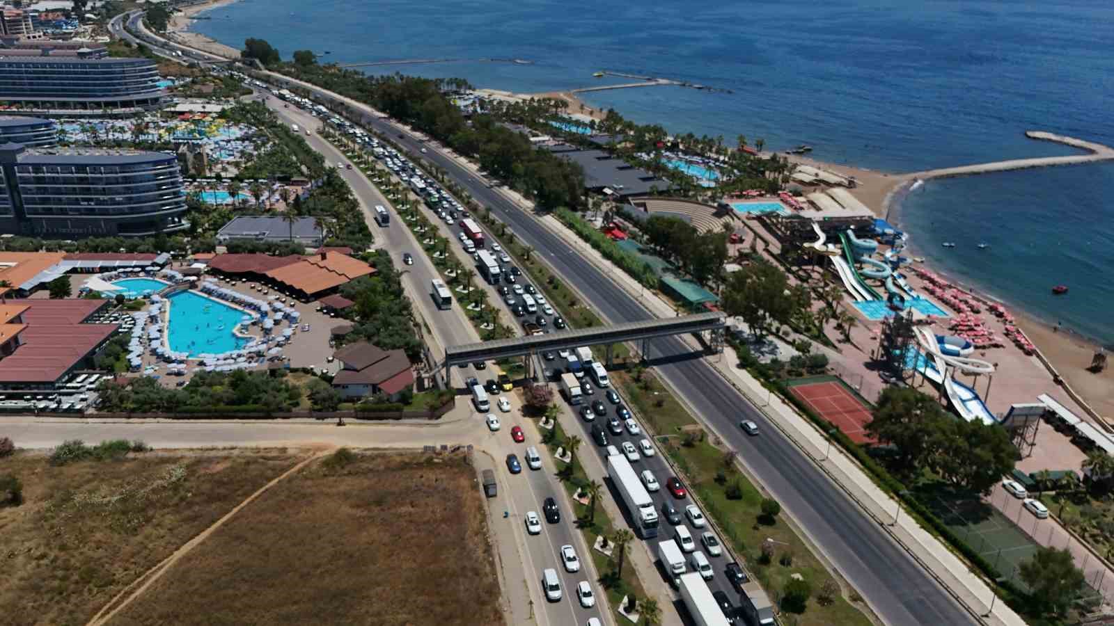 Alanya’da iki tır çarpıştı: D-400’de kilometrelerce araç kuyruğu oluştu