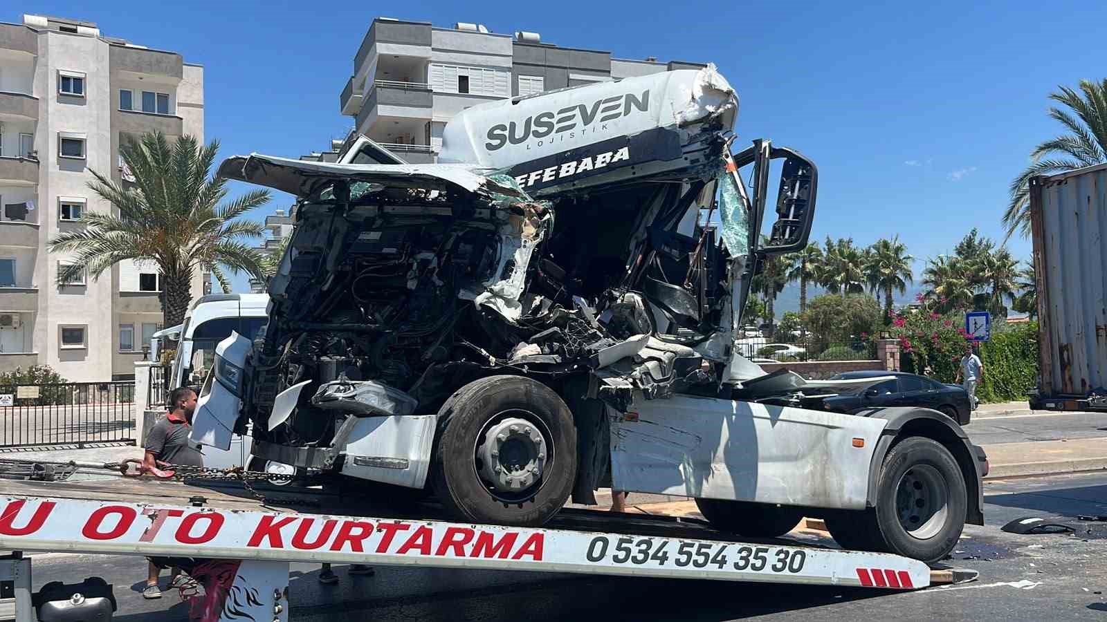 Alanya’da iki tır çarpıştı: D-400’de kilometrelerce araç kuyruğu oluştu
