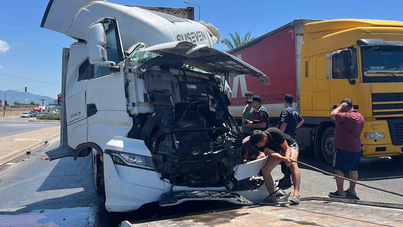 Alanya’da iki tır çarpıştı: D-400’de kilometrelerce araç kuyruğu oluştu