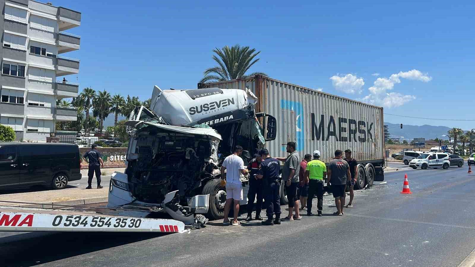 Alanya’da iki tır çarpıştı: D-400’de kilometrelerce araç kuyruğu oluştu