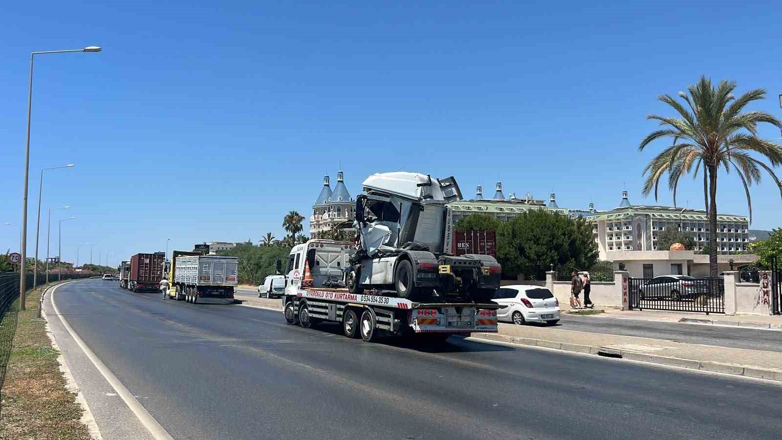 Alanya’da iki tır çarpıştı: D-400’de kilometrelerce araç kuyruğu oluştu