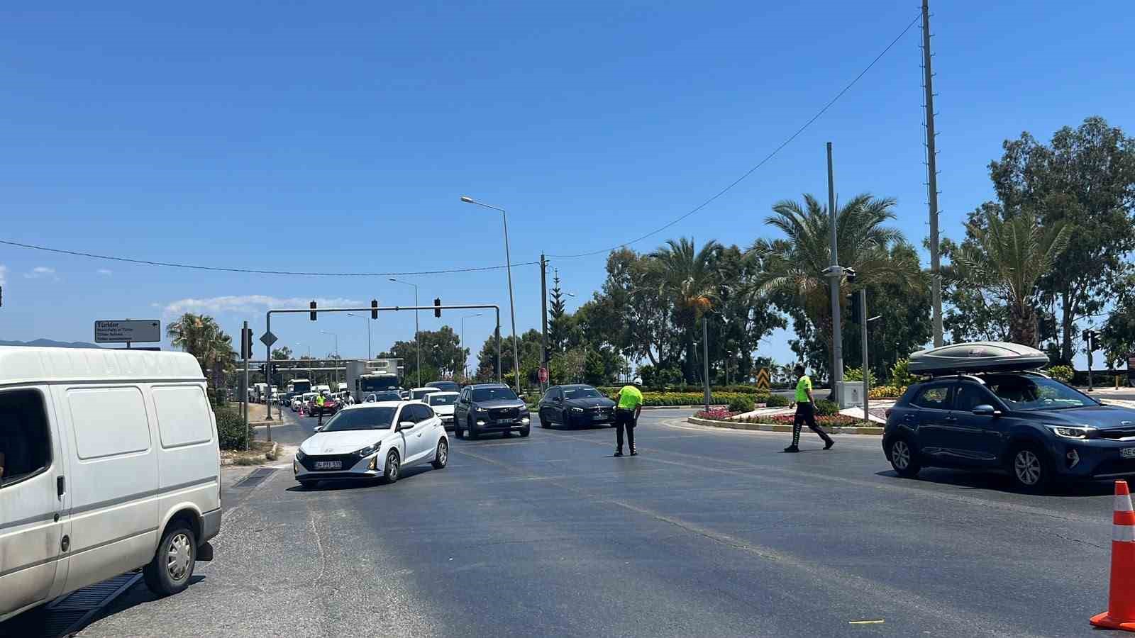 Alanya’da iki tır çarpıştı: D-400’de kilometrelerce araç kuyruğu oluştu