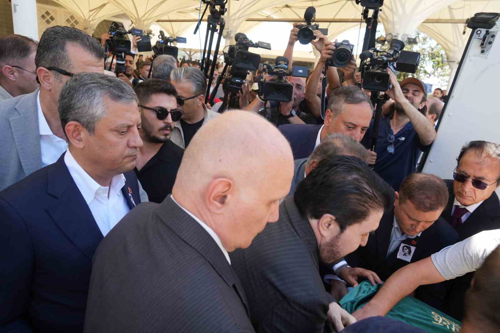 Eski CHP Genel Başkanı Deniz Baykal’ın eşi Olcay Baykal, toprağa verildi