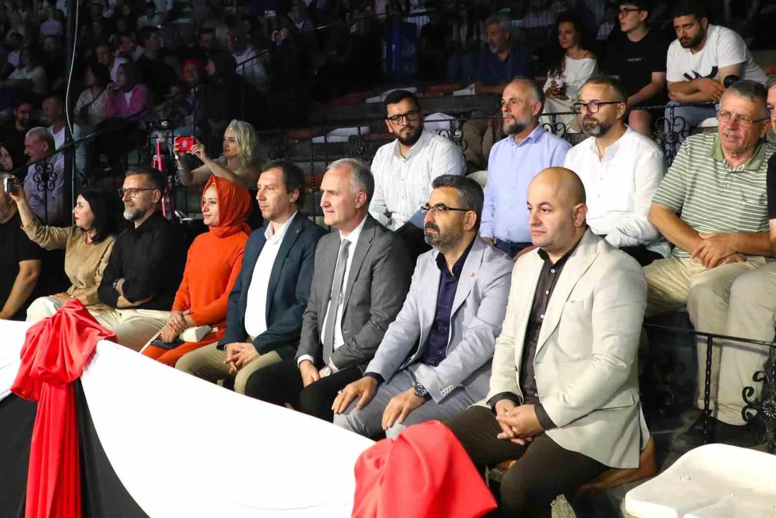 Altın Mobilya halk dansları yarışmasında heyecan başladı