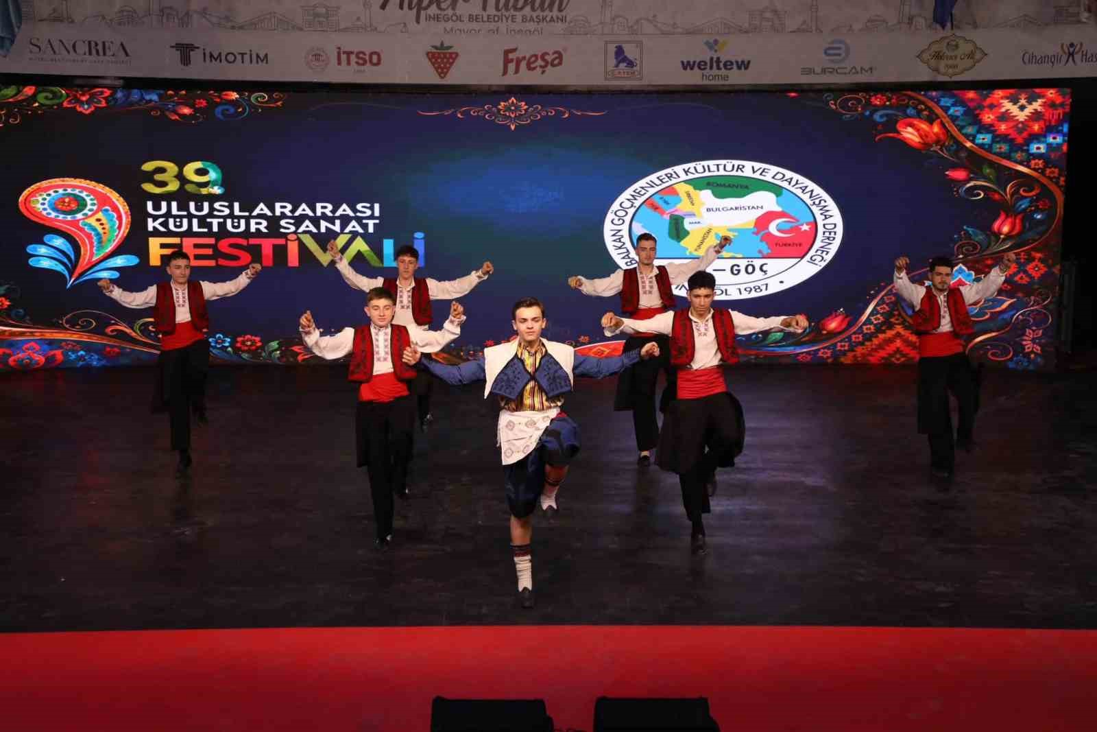 Altın Mobilya halk dansları yarışmasında heyecan başladı