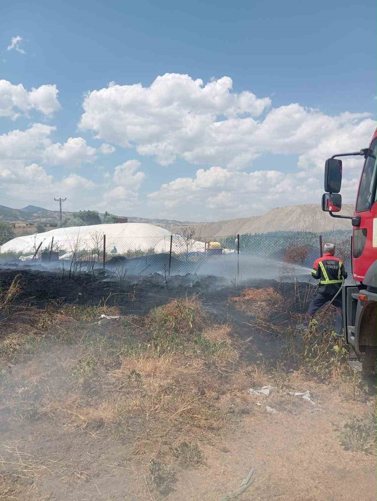 Bingölde çıkan yangın saman balyalarına sıçramadan söndürüldü