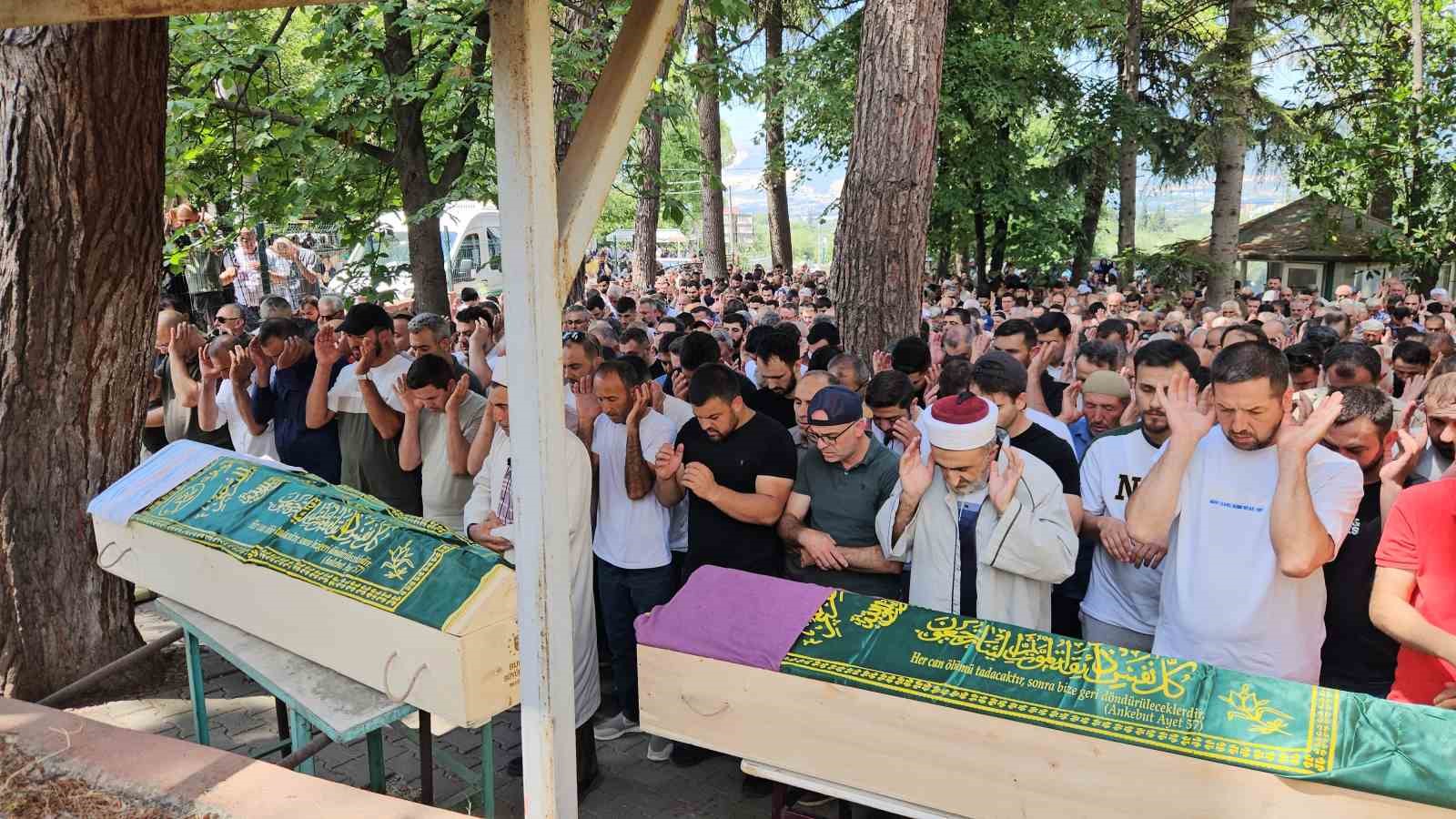 Aynı motosiklette can veren anne-baba gözyaşlarıyla uğurlandı