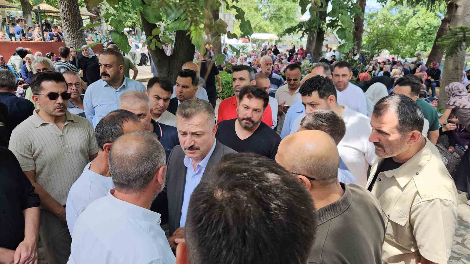 Aynı motosiklette can veren anne-baba gözyaşlarıyla uğurlandı