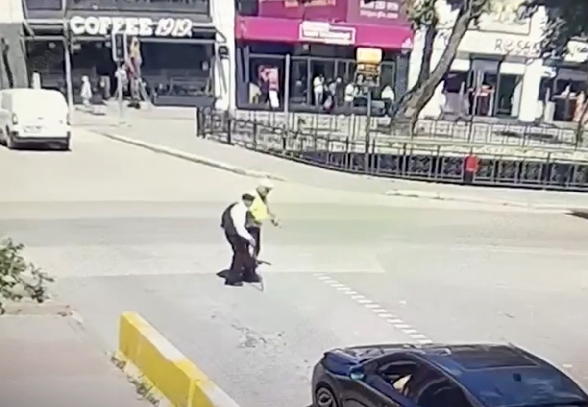 Trafik polisinin yürümekte zorlanan yaşlı adama yardımı yürekleri ısıttı