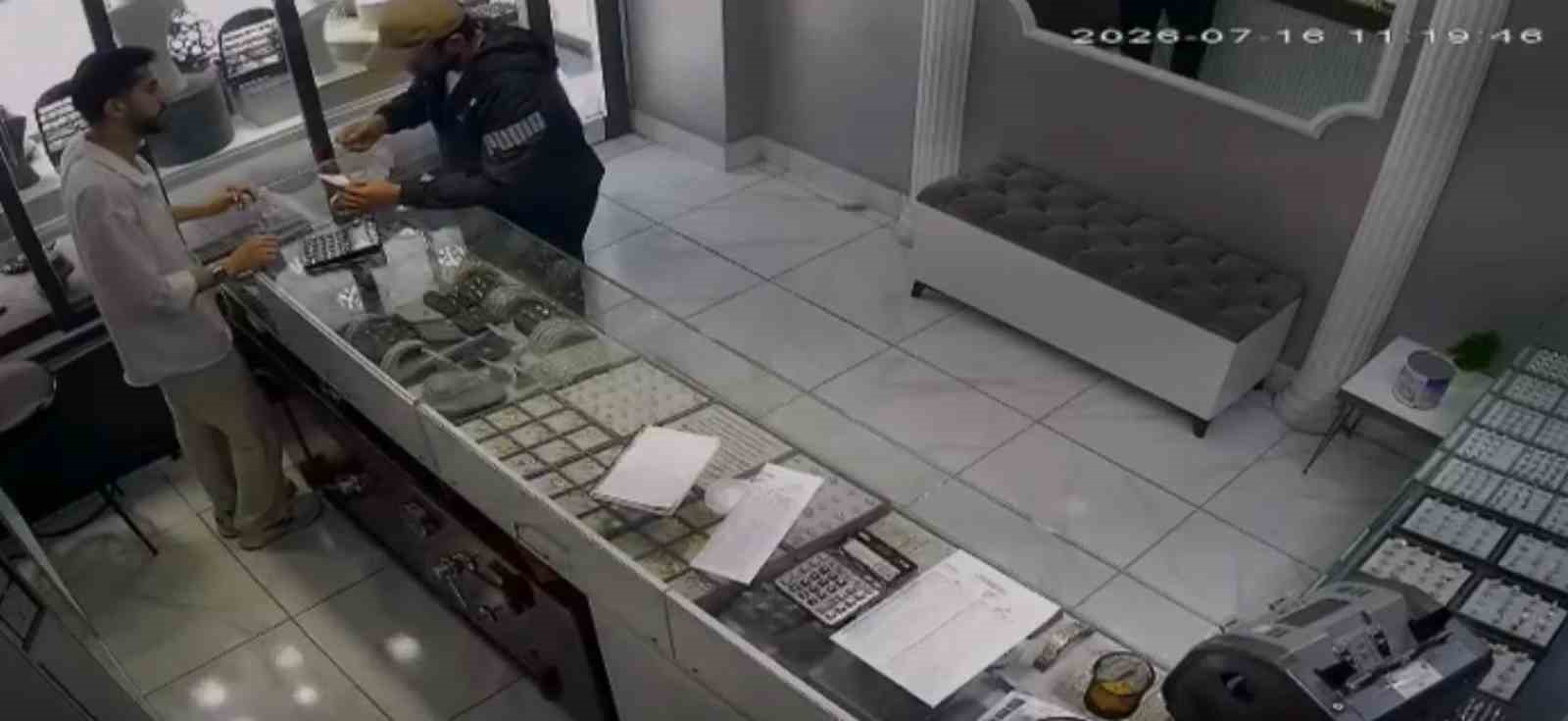 İnternetten araştırma yapıp silahla kuyumcuyu soyan zanlının görüntüleri ortaya çıktı
