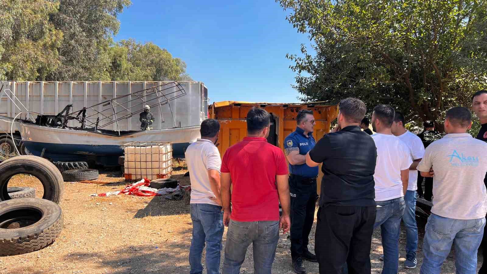 Aksu’da karaya çekili teknedeki yangın itfaiye ekiplerince söndürüldü