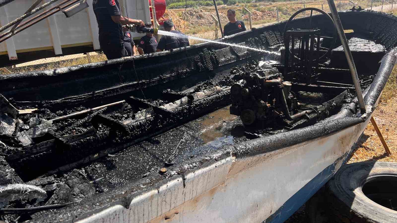 Aksu’da karaya çekili teknedeki yangın itfaiye ekiplerince söndürüldü