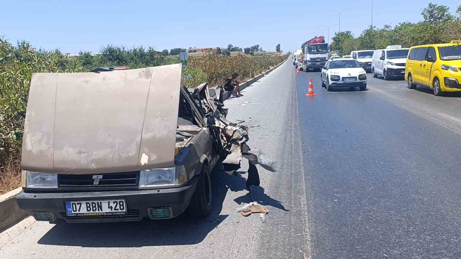 Kamyonun çarptığı Fiat Tofaş hurdaya döndü: Camdan dışarı atlayan sürücü hafif yaralı olarak kurtuldu